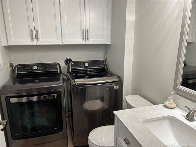 Building Photo - 2807 SW Lakemont Pl