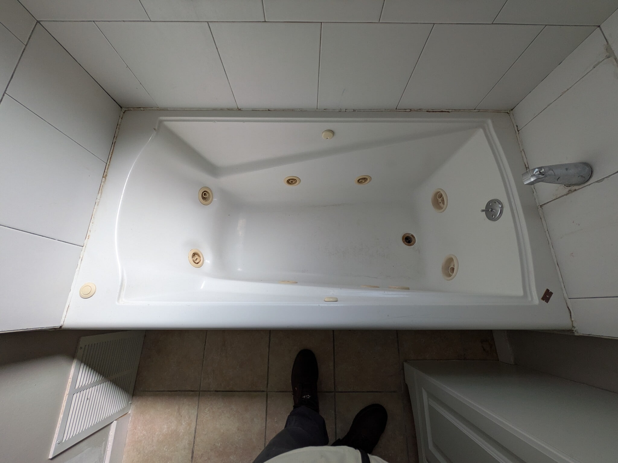 Tub/shower - 27 McKinley Rd