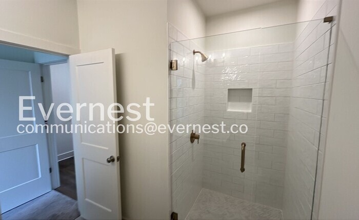 Building Photo - 724 Belletrace Cir