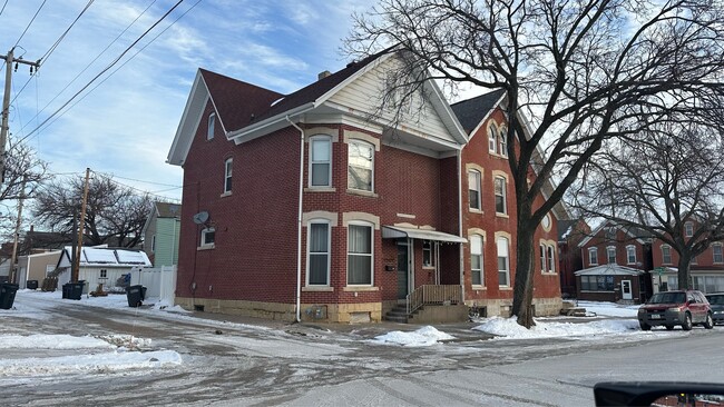 Building Photo - 155 E 12th St