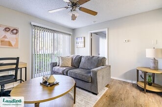 Building Photo - 1000 Palm Pl Dr NE