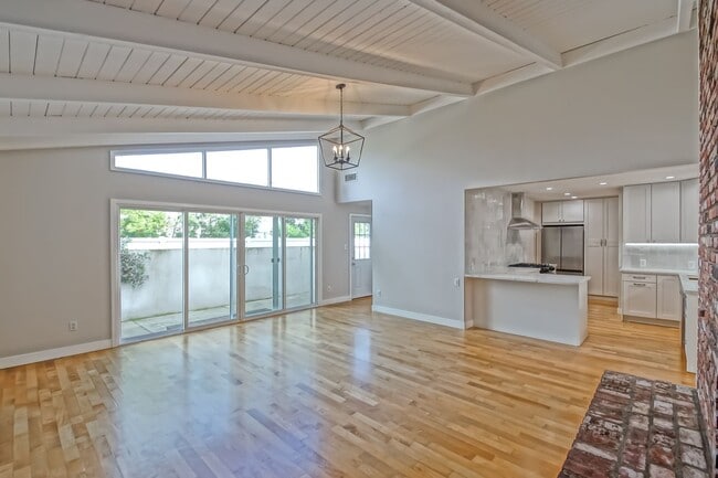 Building Photo - NEWLY REMODELED, BRIGHT & AIRY HOLLYGLEN HOME W/ REAR YARD/PATIO, 2 LIVING AREAS & BRAND NEW KITC...