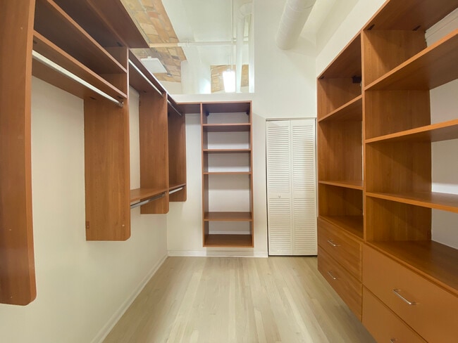 Building Photo - 801 S Wells St