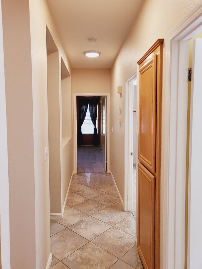 Building Photo - Very Nice Single Story Home