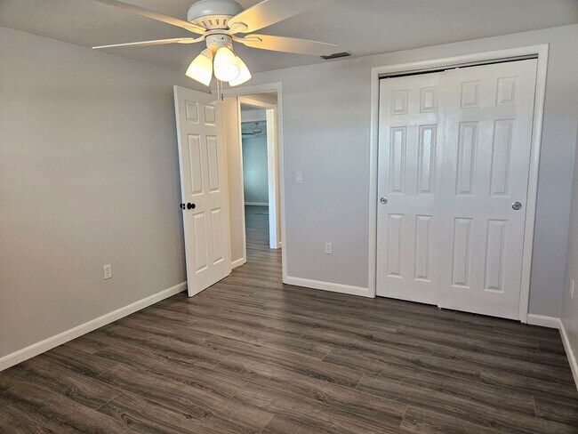 Building Photo - Annual Unfurnished 3 Bedroom 2 Bathroom Si...