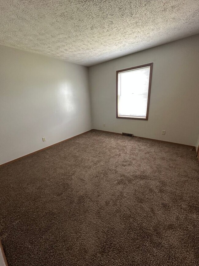 Building Photo - 3975-3985 N Meadow Ridge Dr