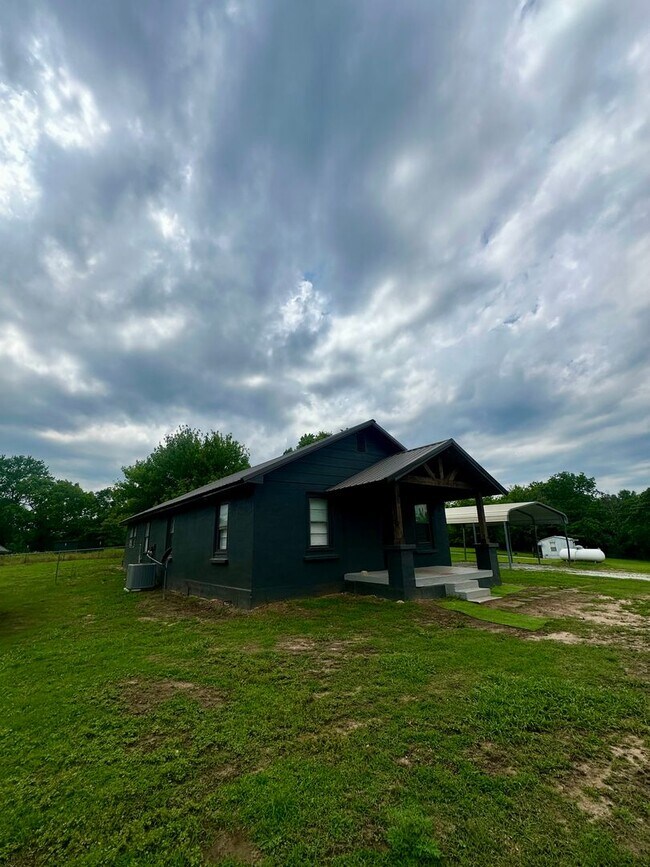 Building Photo - 3 bed 1 bath country house