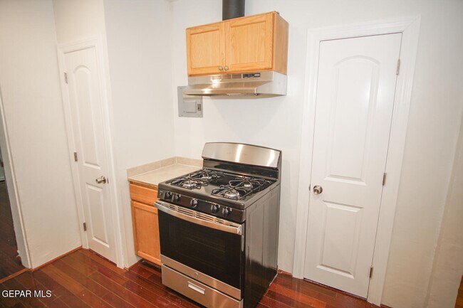 Building Photo - 4416 La Luz Ave