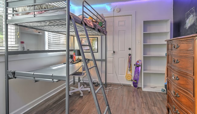 Building Photo - 4 bedroom 2 bath home! Tree Streets