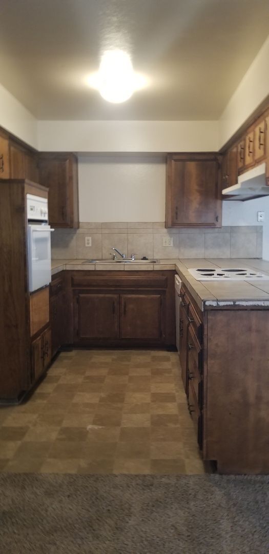 Building Photo - Ming Ave 1.