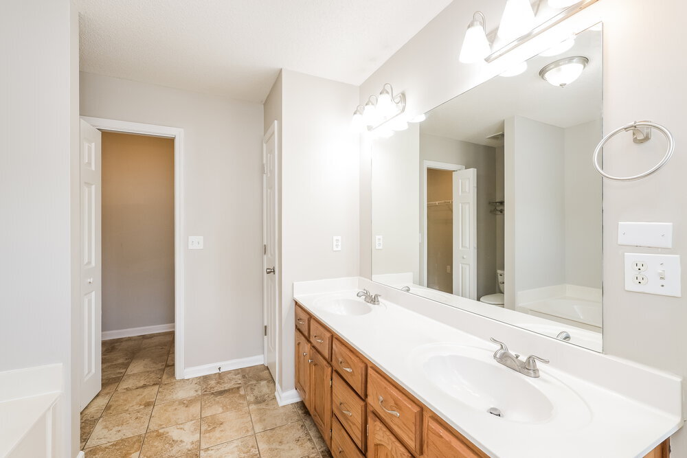 Building Photo - 7762 Parkview Cir E