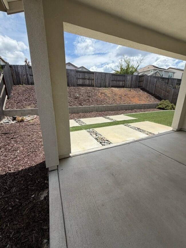Building Photo - Beautiful 3 Bedroom and 2 Bathroom Home in Lincoln $2,995.00