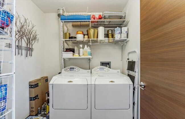 Building Photo - Downtown Loft Living at its Best