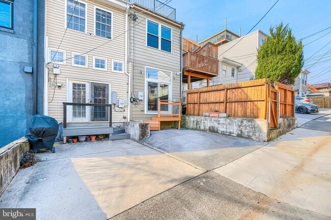 Building Photo - 542 E Clement St