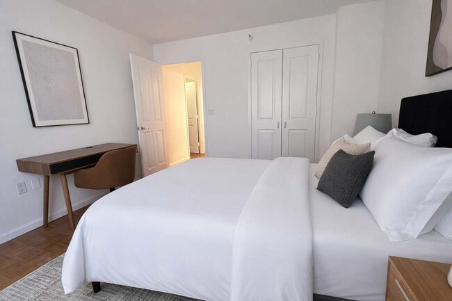 Building Photo - 350 W 43rd St