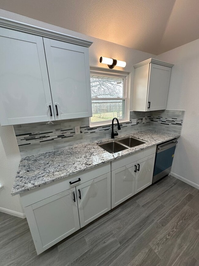 Building Photo - AVAILABLE NOW!! NEWLY REMODELED