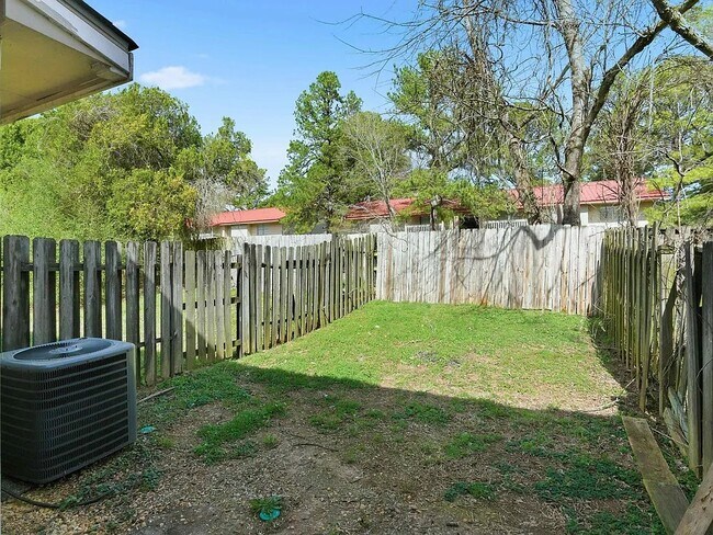 Building Photo - 1935 Springlake Ct