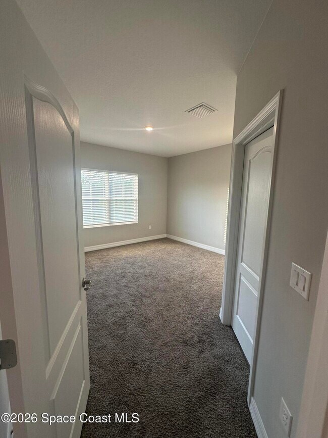 Building Photo - 893 Altura Ave SE