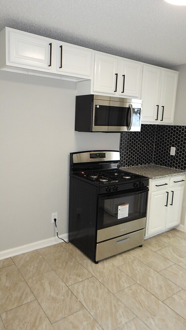 Building Photo - 3 bed 1 bath in Midtown KC