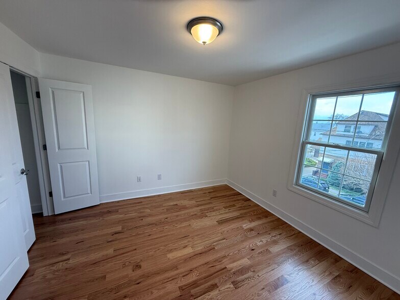 Building Photo - 370 Semel Ave