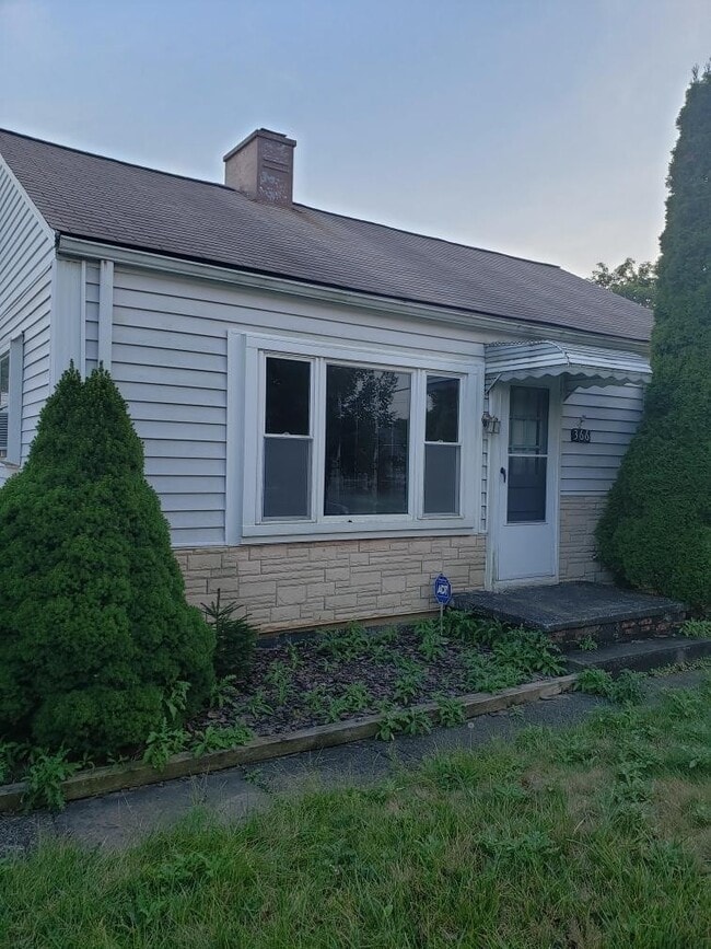 Building Photo - 2 Bedroom Single Family Home with Garage