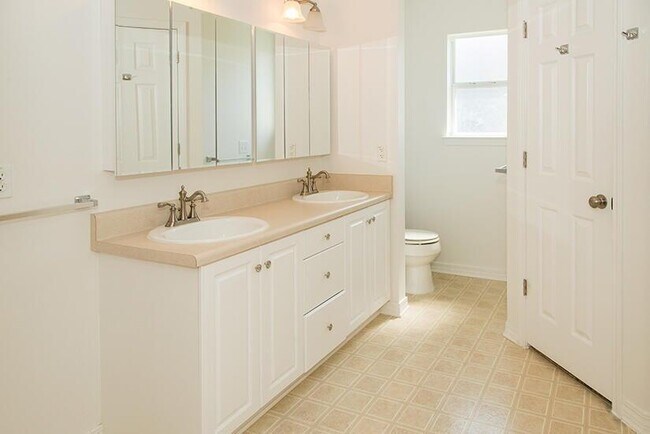 Building Photo - 9559 Parker Pl Dr