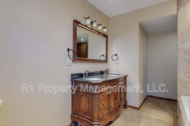 Building Photo - 501 Calle del la Angel