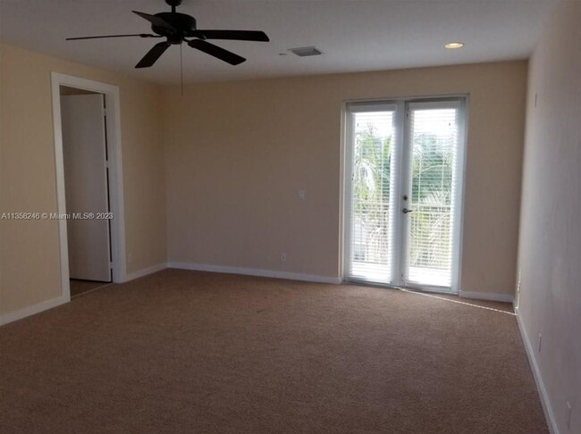 Building Photo - LARGE 3-bed, 3-bath townhome with 2-car ga...