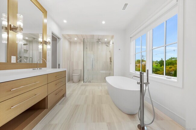 Building Photo - 191 Field Point Rd