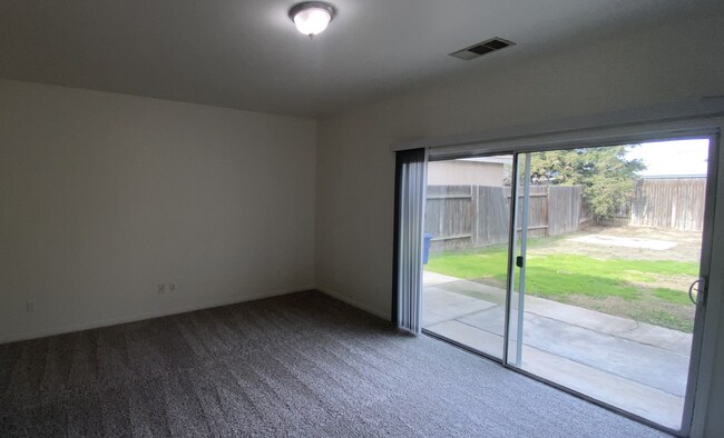 Building Photo - Spacious 4 Bedroom House