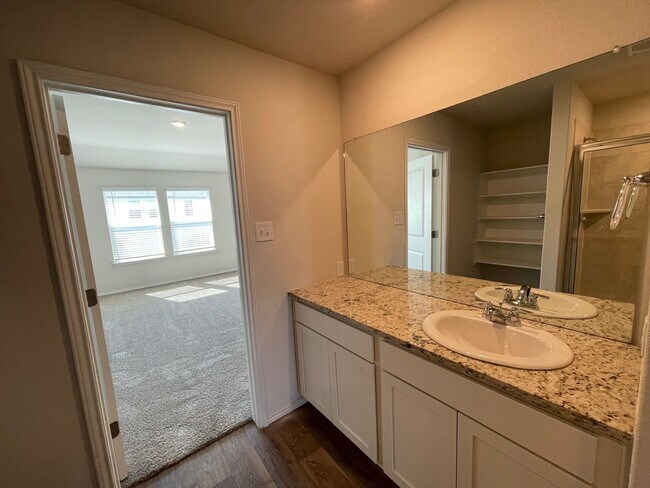 Building Photo - Beautiful 4 bedroom, 2.5 bathroom home in a great location!