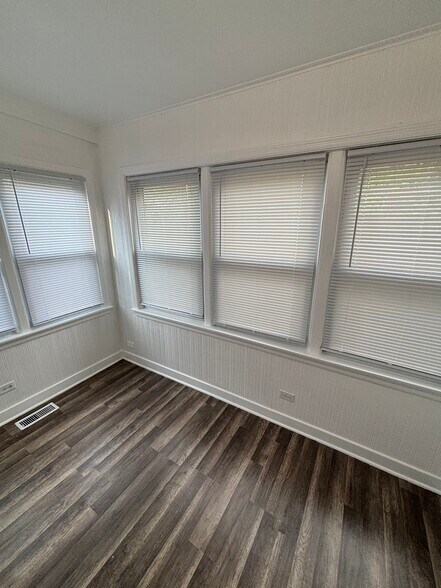 Building Photo - 7935 S Ellis Ave