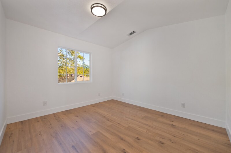 Building Photo - 2657 2nd Ave