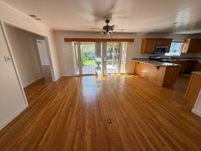 Building Photo - Stunning 3 Bed 2 Bath Home | Spacious Back...