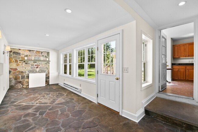 Building Photo - 26 Great Hillwood Rd