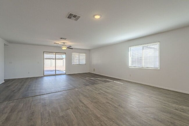 Building Photo - 1536 E Demain Dr