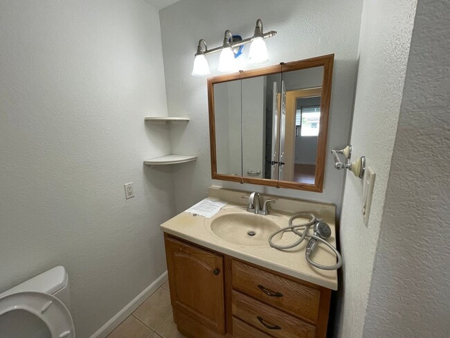 Building Photo - Spacious 2 Bedroom Townhouse w/ Parking in...