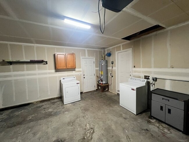 Building Photo - Refreshed Reno Three Bedroom