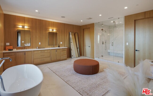 Building Photo - 7052 Dume Dr