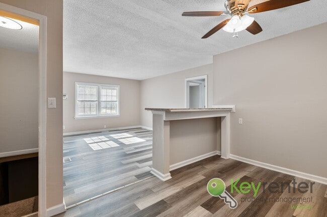 Building Photo - Freshly remodeled 2 bedroom + 2 bonus room...