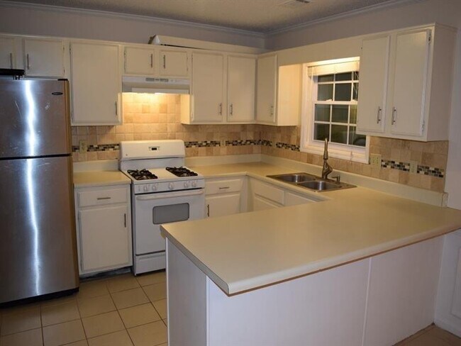 Building Photo - 2065 Vernon Commons