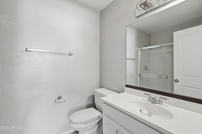 Building Photo - 1628 E Logan Dr