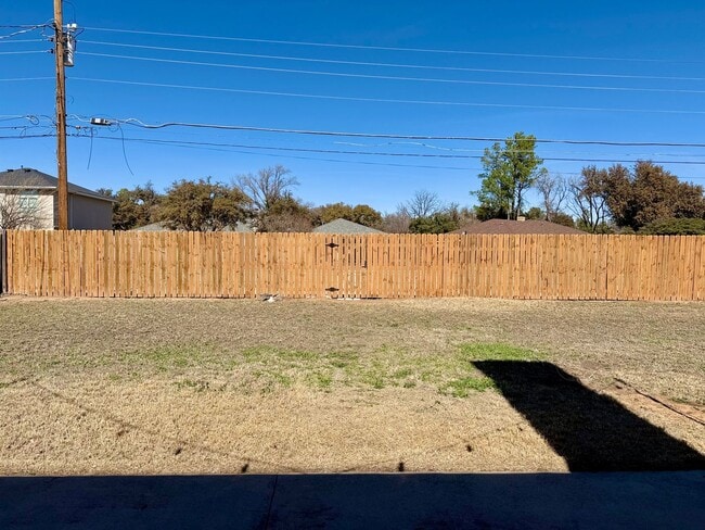 Building Photo - House For Rent