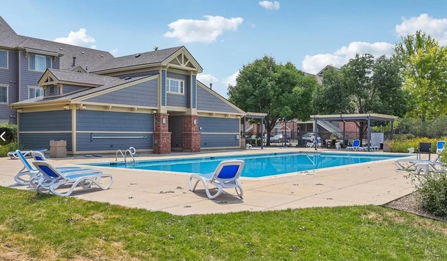 Building Photo - Updated upper floor condo with great south...