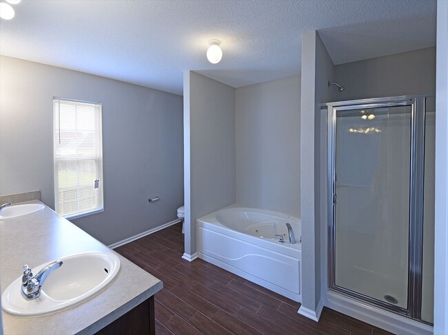 Building Photo - 3 bedroom 2.5 bath over 2,200 sq feet near Hacks Cross and Shelby Dr