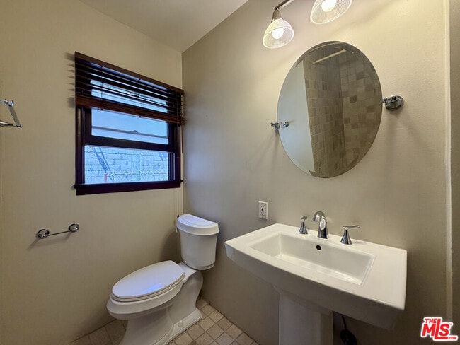 Building Photo - 6871 Pacific View Dr