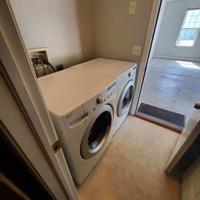 Building Photo - 2643 Wyndgate Ct