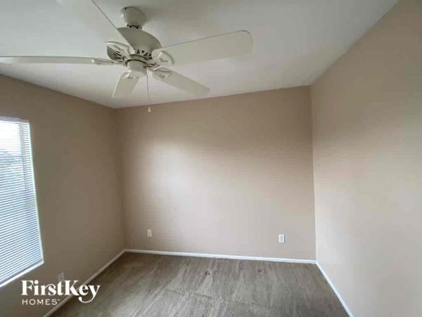 Building Photo - 302 NE 10th Terrace