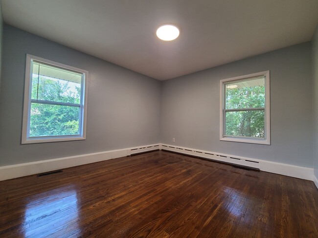 Building Photo - Spacious 4-Bed, 2-Bath Updated Home in Ben...