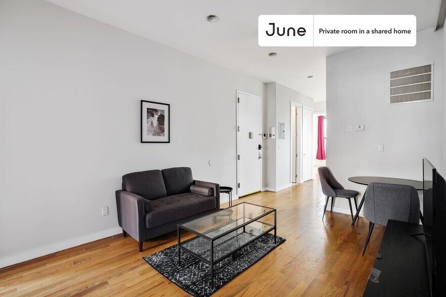 Building Photo - Private bedroom in 4 bed/1.5 bath Home
